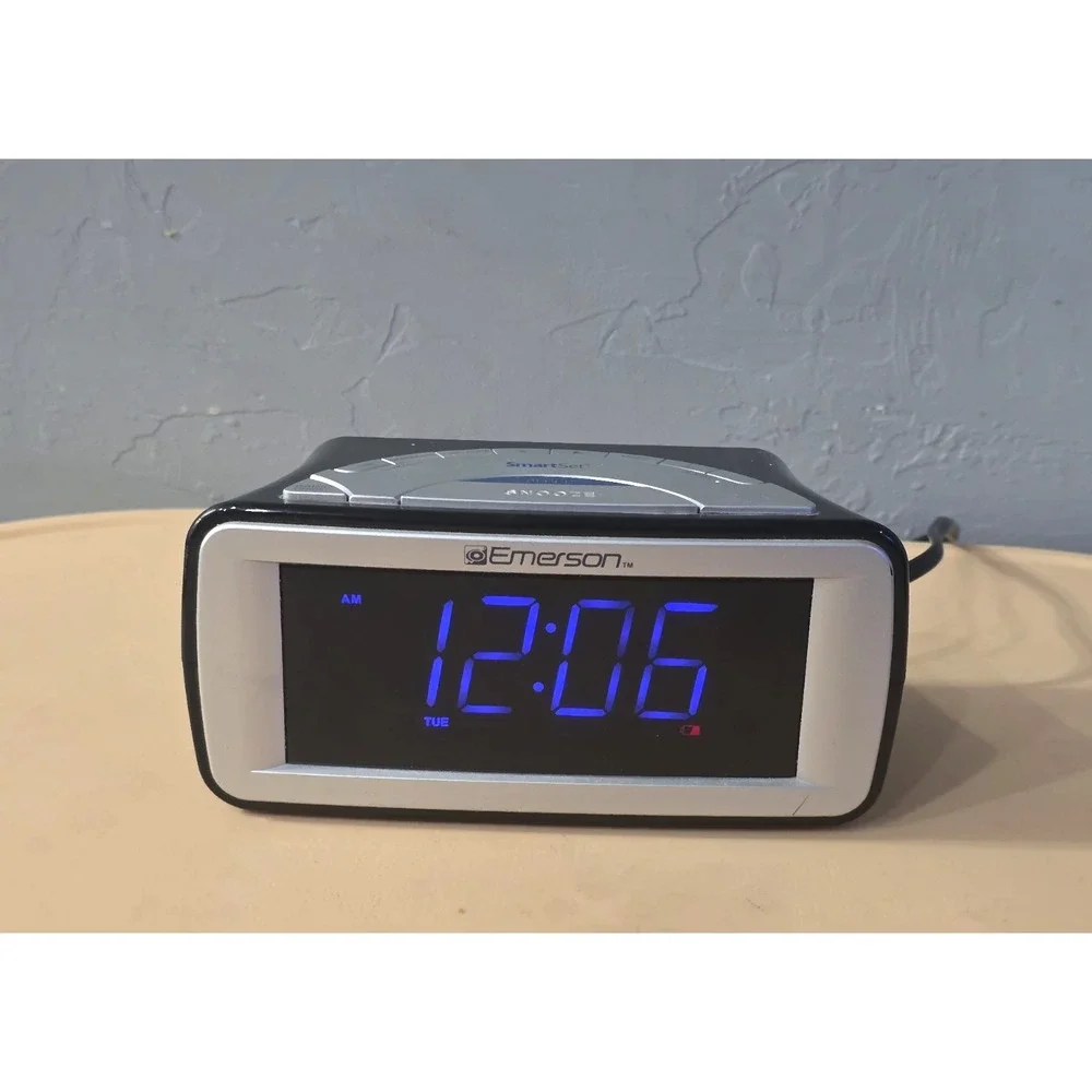 Emerson CKS9031 Smart Set Dual Alarm Clock‎ AM/FM Radio Large BLUE LED Display